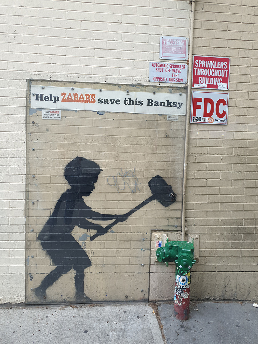 Nebst Harald Naegeli hat beispielsweise auch Banksy durch internationale Aktivitäten weltweite Bekanntheit erlangt. Dieses Werk schuf Bansky im Oktober 2013 an der Südwand eines Designer-Schuh-Geschäfts an der 79th Strasse in New York. Die Eigentümer des bekannten Café Zabars schützen das Kunstwerk mit einer Schablone. (Foto: up)