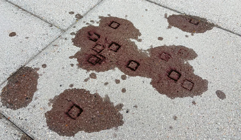 Terrassenplatten mit Rostflecken