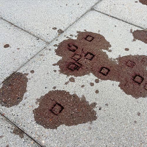 Terrassenplatten mit Rostflecken