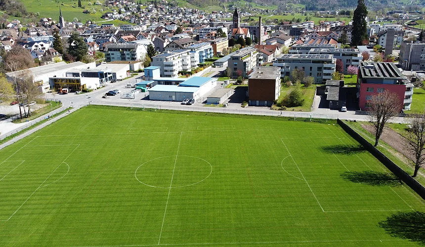 Fussballplatz aus Vogelperspektive mit Walenstadt im Hintergrund