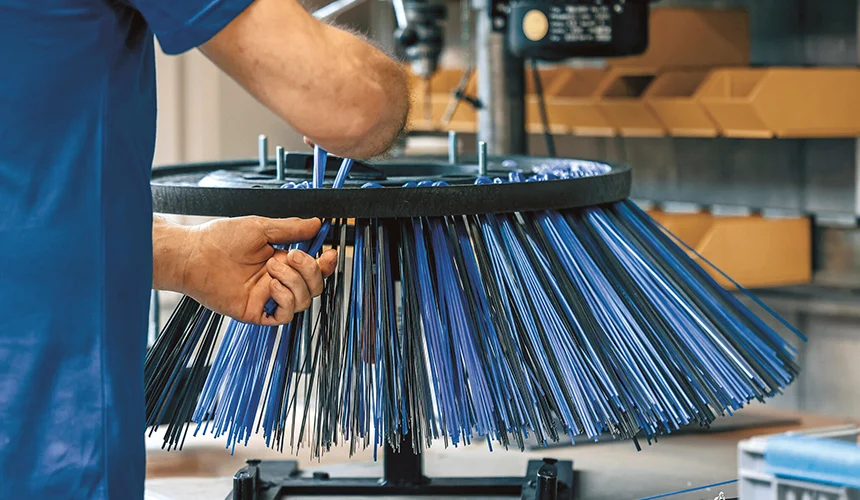 Detailaufnahme eines Tellerbesen